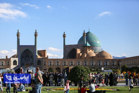 هوای اصفهان سالم است مسافران نوروزی در میدان نقش جهان اصفهان