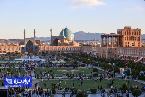 هوای اصفهان سالم است مسافران نوروزی در میدان نقش جهان اصفهان