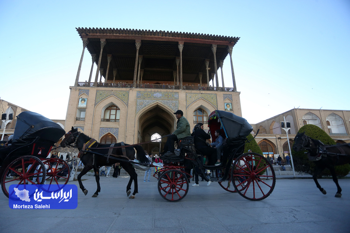 مسافران نوروزی در میدان نقش جهان اصفهان مسافران نوروزی در میدان نقش جهان اصفهان