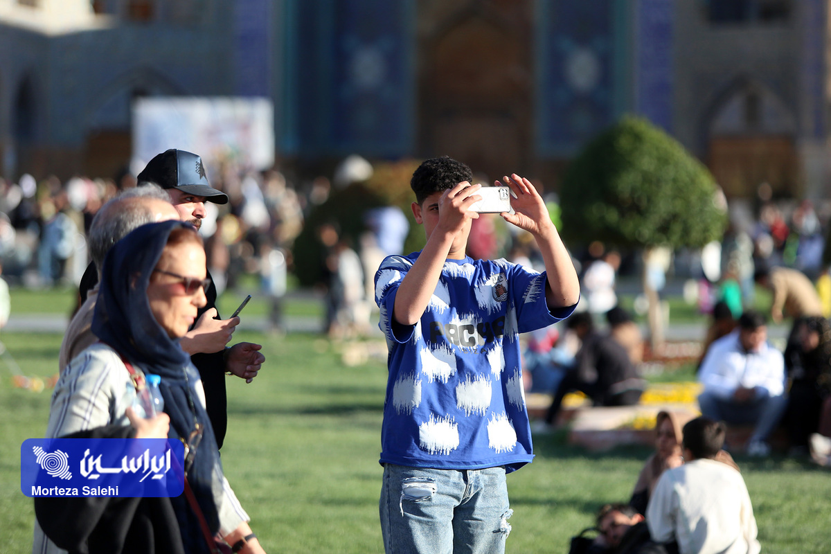 مسافران نوروزی در میدان نقش جهان اصفهان مسافران نوروزی در میدان نقش جهان اصفهان