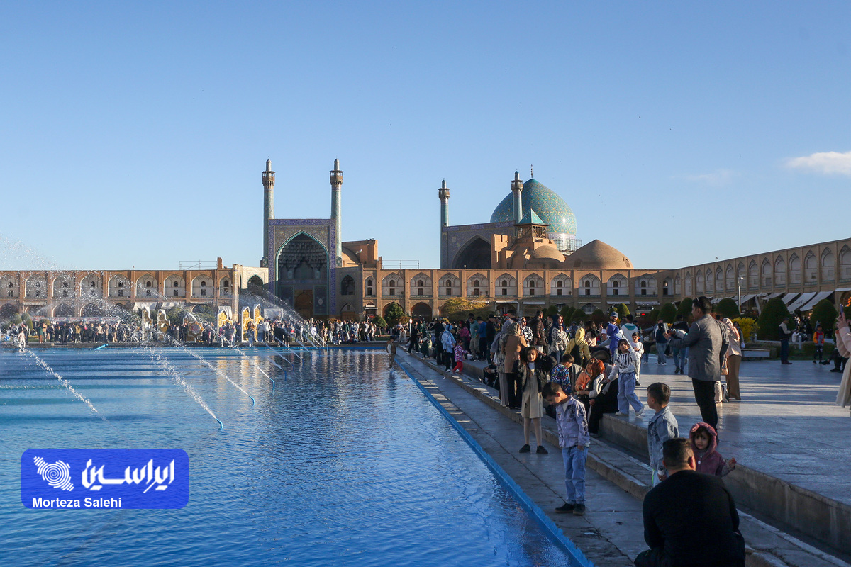 مسافران نوروزی در میدان نقش جهان اصفهان مسافران نوروزی در میدان نقش جهان اصفهان