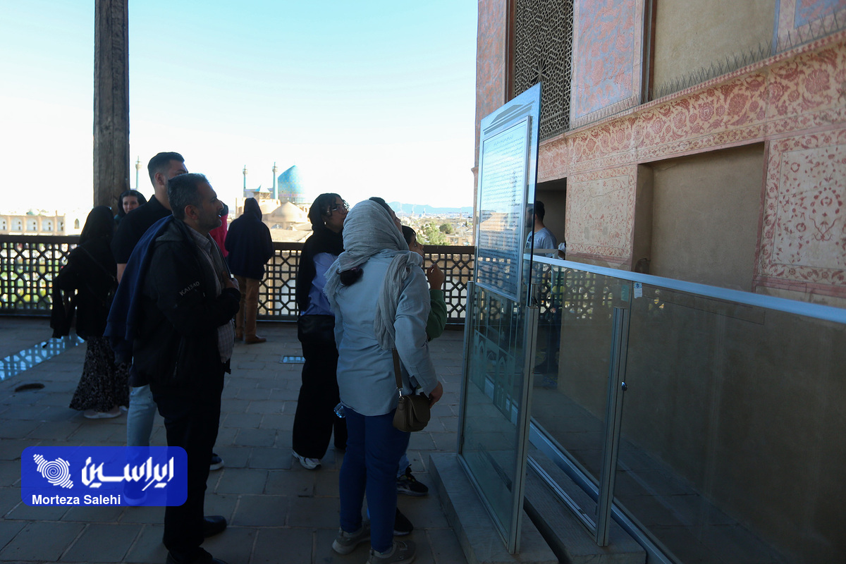 مسافران نوروزی در میدان نقش جهان اصفهان مسافران نوروزی در میدان نقش جهان اصفهان