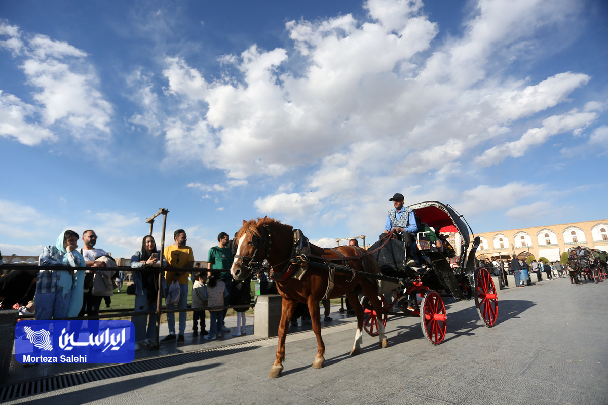 مسافران نوروزی در میدان نقش جهان اصفهان مسافران نوروزی در میدان نقش جهان اصفهان