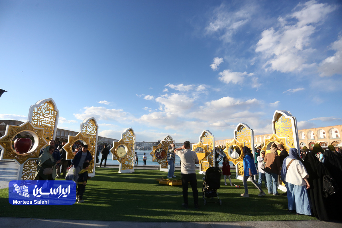 مسافران نوروزی در میدان نقش جهان اصفهان مسافران نوروزی در میدان نقش جهان اصفهان