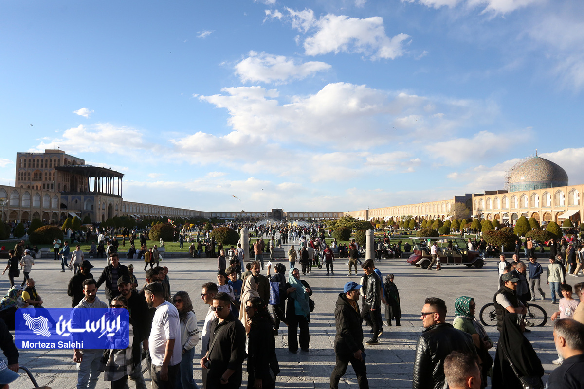 مسافران نوروزی در میدان نقش جهان اصفهان مسافران نوروزی در میدان نقش جهان اصفهان