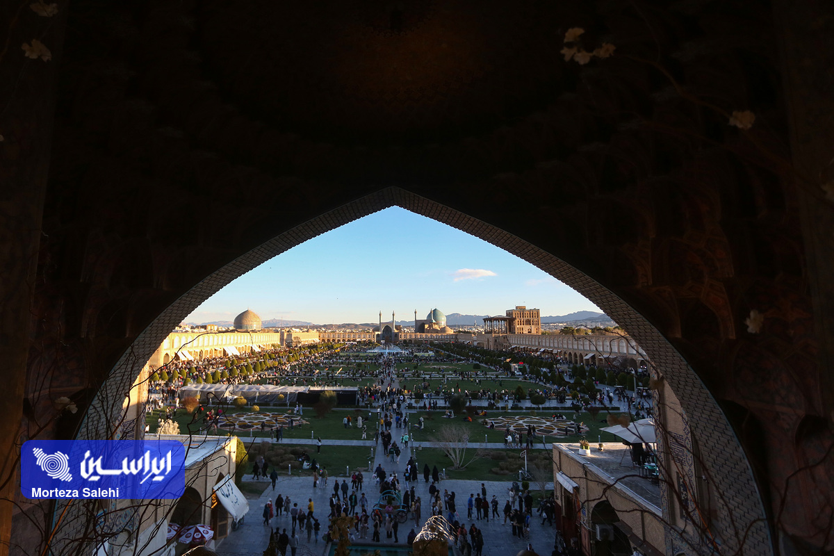 مسافران نوروزی در میدان نقش جهان اصفهان مسافران نوروزی در میدان نقش جهان اصفهان