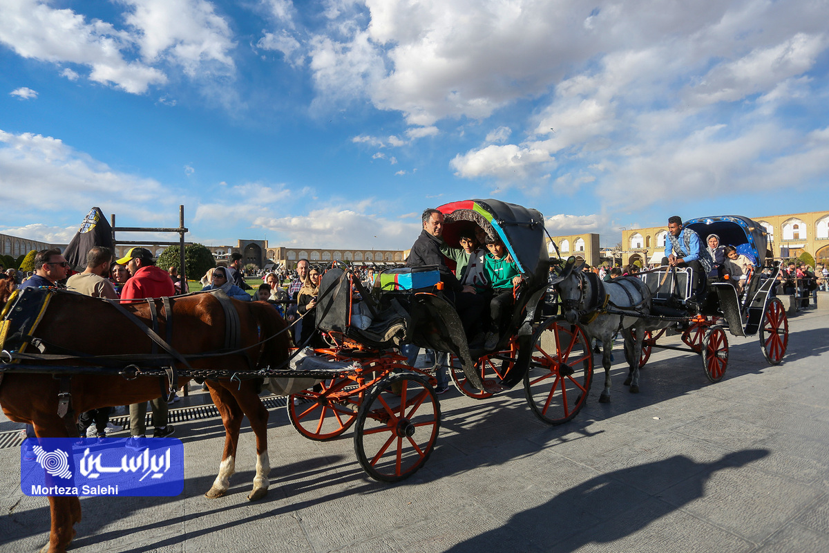 مسافران نوروزی در میدان نقش جهان اصفهان مسافران نوروزی در میدان نقش جهان اصفهان