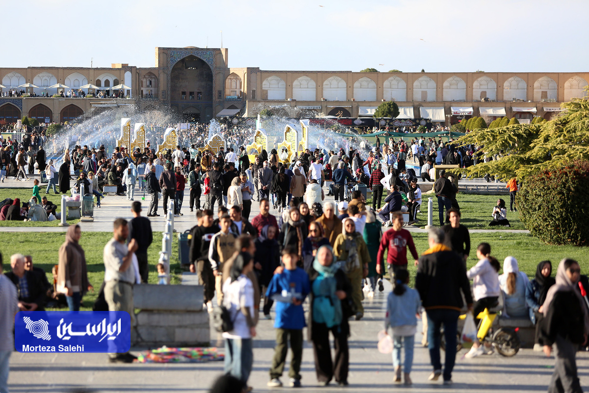 مسافران نوروزی در میدان نقش جهان اصفهان مسافران نوروزی در میدان نقش جهان اصفهان