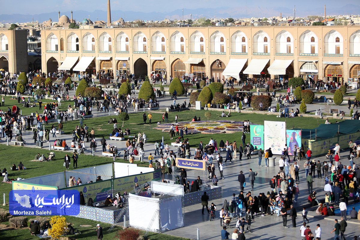 مسافران نوروزی در میدان نقش جهان اصفهان مسافران نوروزی در میدان نقش جهان اصفهان