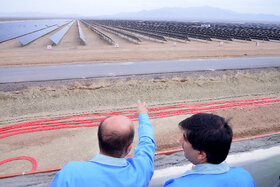 بازدید تخصصی مدیرعامل گروه فولاد مبارکه از بخشهای مختلف نیروگاه خورشیدی آفتاب شرق