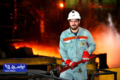 فولاد مبارکه؛ نماد توانمندی صنعتی ایران با ۳۰ هزار نیروی کار کارگران خط تولید فولاد مبارکه