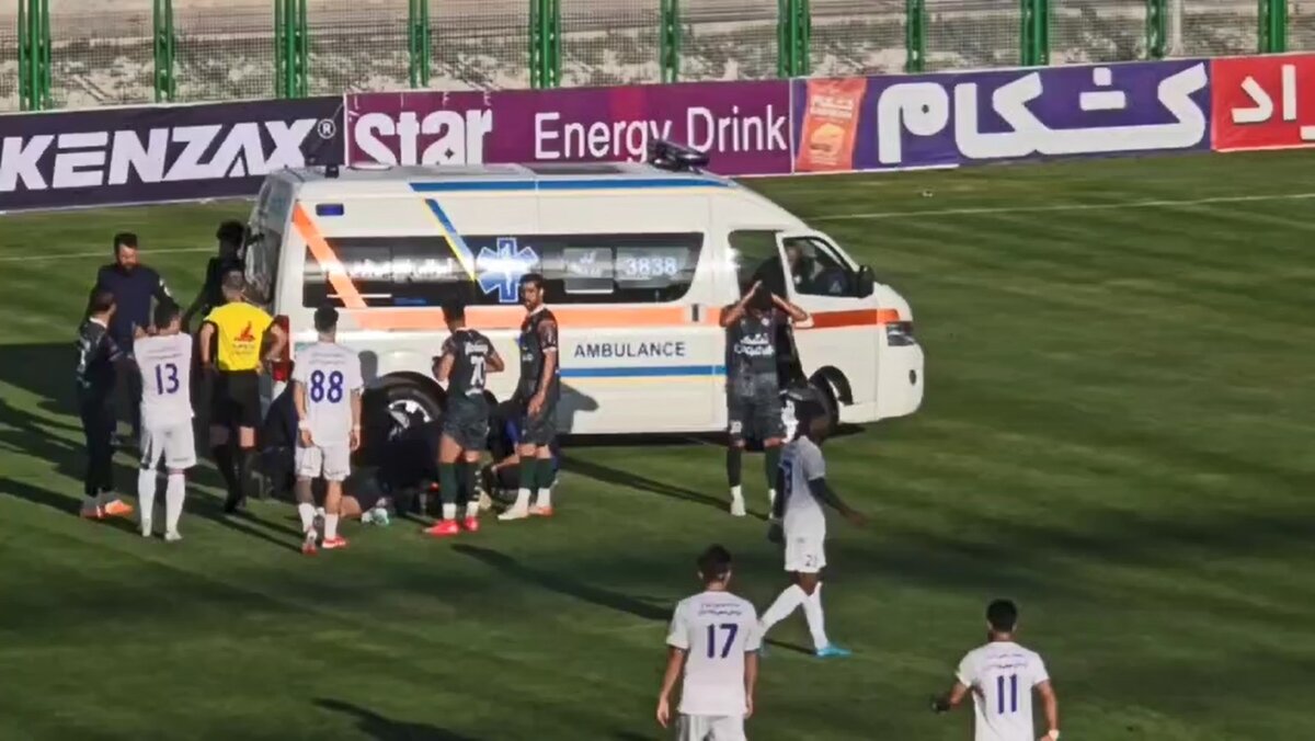 خروج مدافع ذوب‌آهن با آمبولانس/ قریشی به شدت مصدوم شد
