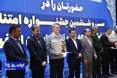 تقدیر از گروه کاری فولاد مبارکه در سیوششمین جشنواره امتنان حسین مدرسی فر معاون سرمایه  انسانی