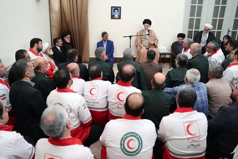 امدادگران مظهر انسان دوستی هستند رهبری