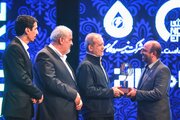 اهدای جایزه سرمایه‌گذار برتر نیروگاه‌های خورشیدی کشور به گروه فولاد مبارکه