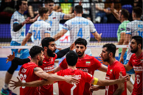 احترام نظامی والیبالیست‌های تیم ملی به پرچم ایران