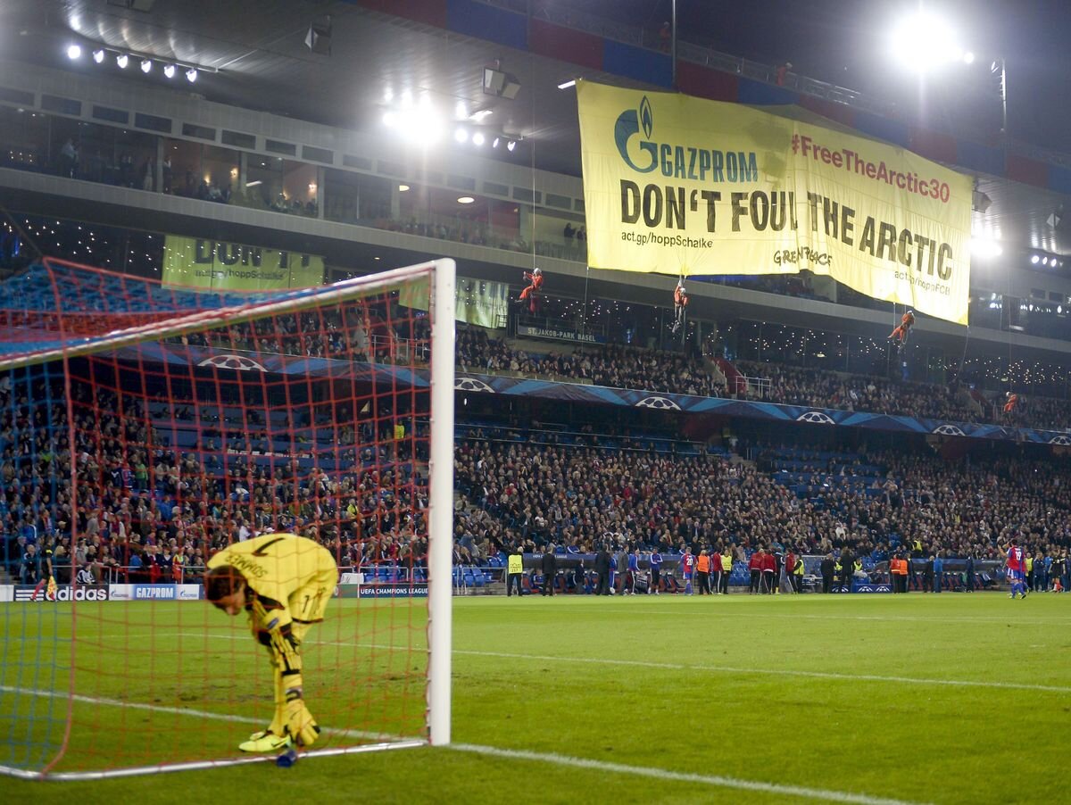 اعتراض هواداران به اسپانسری گازپروم