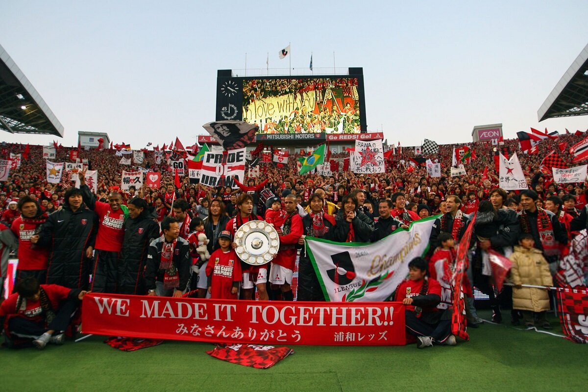 جشن قهرمانی اوراوا ردز در جی لیگ ۲۰۰۶ کنار هواداران