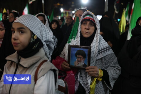 اجتماع مردمی میدان تجریش تهران و گرامیداشت شهدای مدرسه شجره طیبه میناب