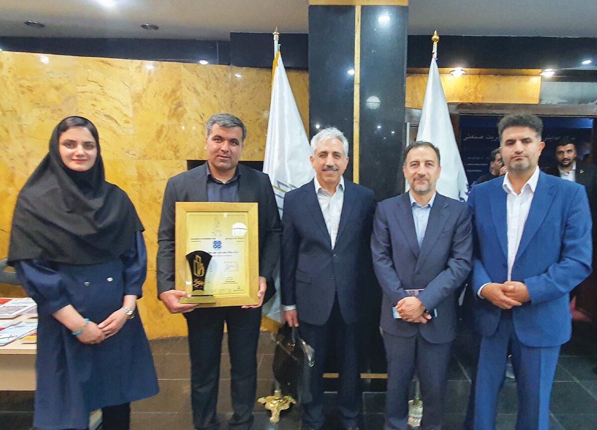 نشان تقدیرنامه چهارستاره جایزه ملی تعالی سازمانی بر سینه کارکنان فولاد سفیددشت