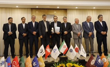 تجلیل از شرکت نوین الکترود اردکان با عنوان واحد صنعتی نمونه کشوری