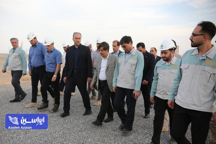 بازدید مدیرعامل گروه فولادمبارکه از نیروگاه خورشیدی آفتاب شرق